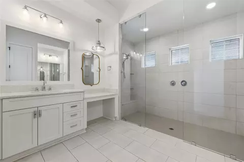 Bath - 3636 NW 49th Dr, Gainesville, FL 32606 photo 2 of 5