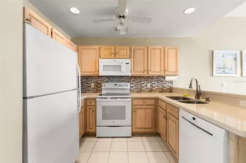 Kitchen - 21134 NE 101st Ave, Earleton, FL 32631 photo 1 of 1