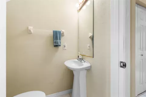 Bath - 21134 NE 101st Ave, Earleton, FL 32631 photo 3 of 3
