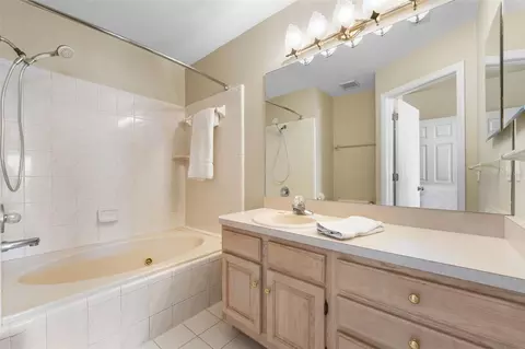 Bath - 21134 NE 101st Ave, Earleton, FL 32631 photo 1 of 3