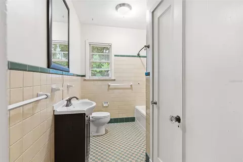 Bath - 2721 SW 3rd Pl, Gainesville, FL 32607 photo 3 of 3