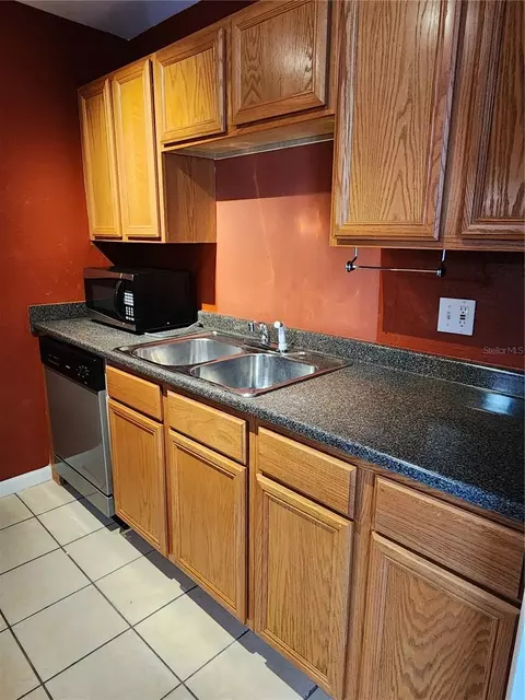 Kitchen - 507 NW 39th Rd #237, Gainesville, FL 32607 photo 4 of 4