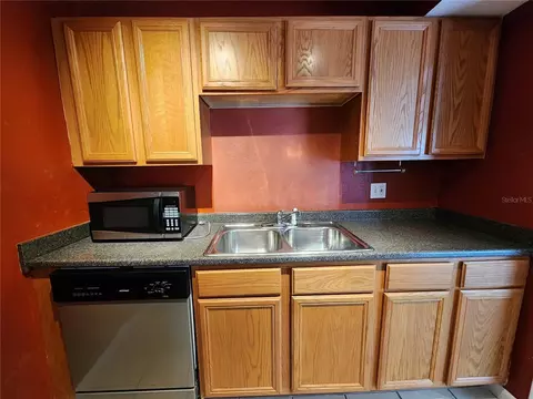 Kitchen - 507 NW 39th Rd #237, Gainesville, FL 32607 photo 3 of 4