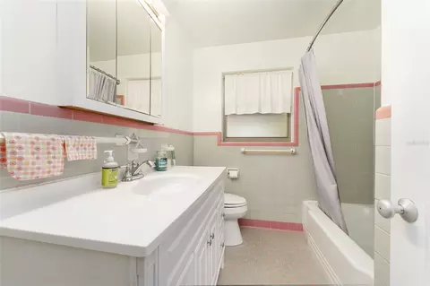 Bath - 2214 NE 7th Ter, Gainesville, FL 32609 photo 1 of 1