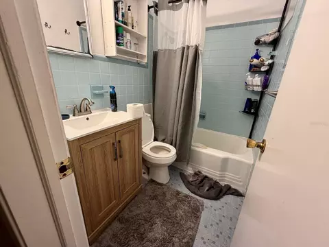 Bath - 111 SW 23rd Ter, Gainesville, FL 32607 photo 3 of 3