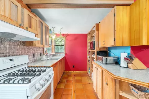 Kitchen - 4912 NW 170th St, Alachua, FL 32615 photo 4 of 12