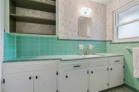 Bath - 3706 SW 2nd Pl, Gainesville, FL 32607 photo 3 of 4