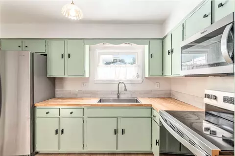 Kitchen - 123 SE 1st St, Williston, FL 32696 photo 5 of 6