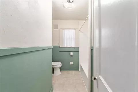 Bath - 123 SE 1st St, Williston, FL 32696 photo 5 of 7