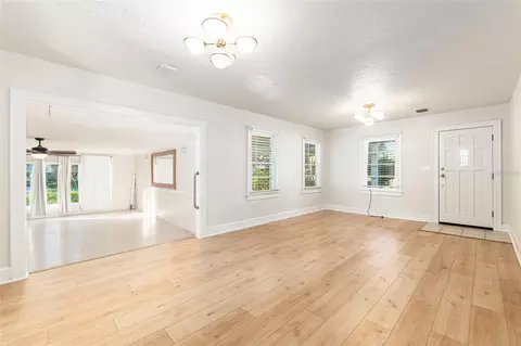Living - 123 SE 1st St, Williston, FL 32696 photo 4 of 9