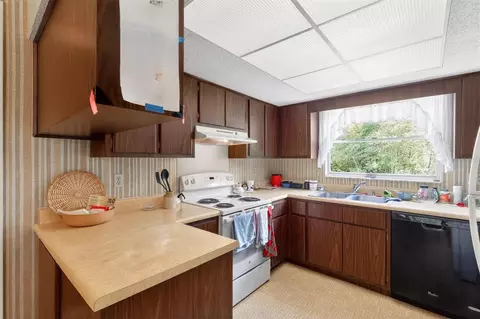Kitchen - 9603 SW 17th Ave, Gainesville, FL 32607 photo 1 of 2