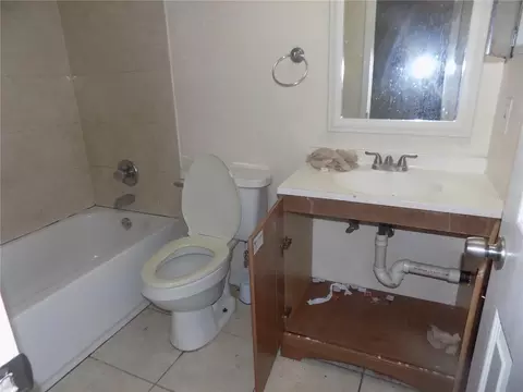 Bath - 713 SW 69 St, Gainesville, FL 32607 photo 3 of 7