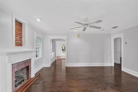 Living - 433 SE 7th St, Gainesville, FL 32601 photo 1 of 4