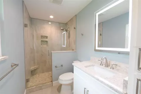 Bath - 7616 SW 10th Ave, Gainesville, FL 32607 photo 3 of 10