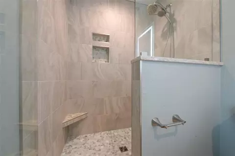 Bath - 7616 SW 10th Ave, Gainesville, FL 32607 photo 9 of 10