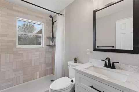 Bath - 18950 NE 55th St, Williston, FL 32696 photo 2 of 2