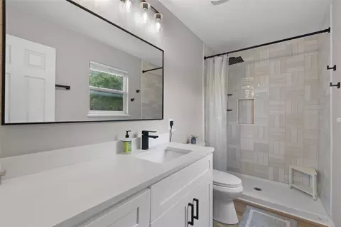 Bath - 18950 NE 55th St, Williston, FL 32696 photo 1 of 2