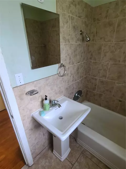 Bath - 217 NW 36th St, Gainesville, FL 32607 photo 2 of 4