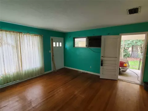 Living - 217 NW 36th St, Gainesville, FL 32607 photo 2 of 2