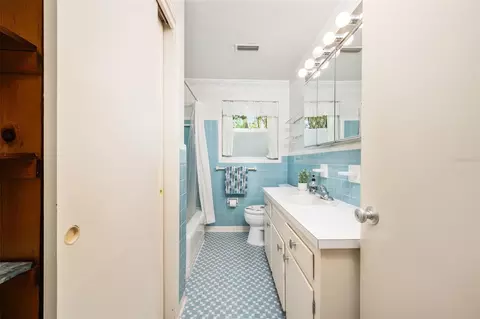 Bath - 3919 SW 4th Pl, Gainesville, FL 32607 photo 4 of 6