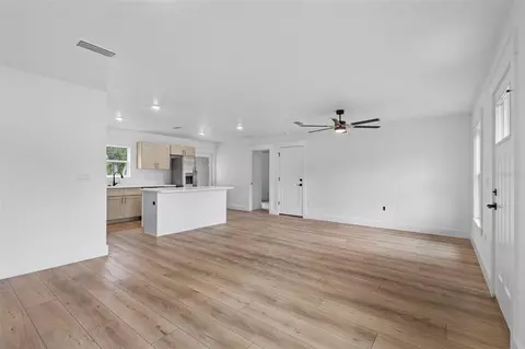 Living - 722 Alder Ln, Jasper, FL 32052 photo 2 of 4