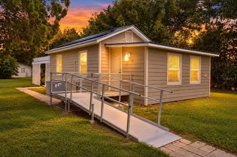 5811 11th St, Zephyrhills, FL 33542