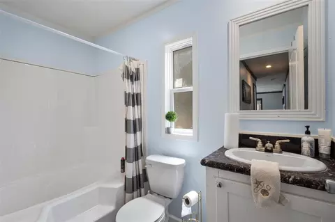Bath - 9490 NE 77th Pl, Bronson, FL 32621 photo 2 of 5