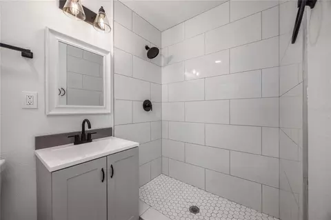 Bath - 640 NW 36th Ter, Gainesville, FL 32607 photo 3 of 3