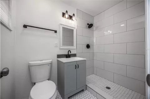 Bath - 640 NW 36th Ter, Gainesville, FL 32607 photo 2 of 3