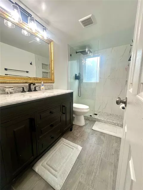 Bath - 407 NW 39th Rd #407C, Gainesville, FL 32607 photo 1 of 4