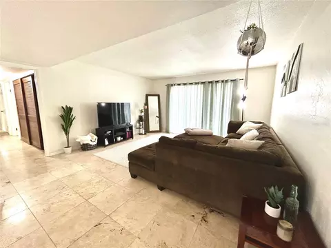 Living - 407 NW 39th Rd #407C, Gainesville, FL 32607 photo 2 of 3