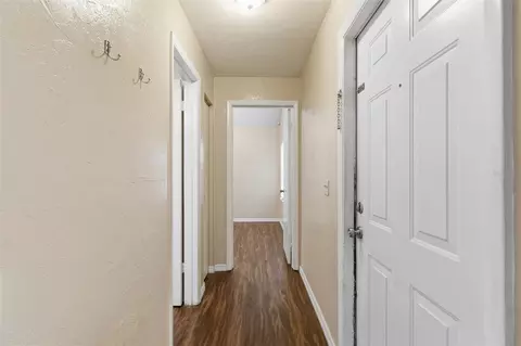 Entry Way - 4705 SW 69th Ter, Gainesville, FL 32608 photo 4 of 7