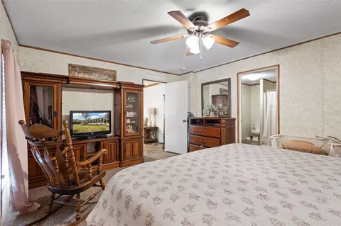 Bedroom - 7650 NE 105th Ave, Bronson, FL 32621 photo 2 of 9