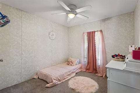 Bedroom - 7650 NE 105th Ave, Bronson, FL 32621 photo 4 of 9