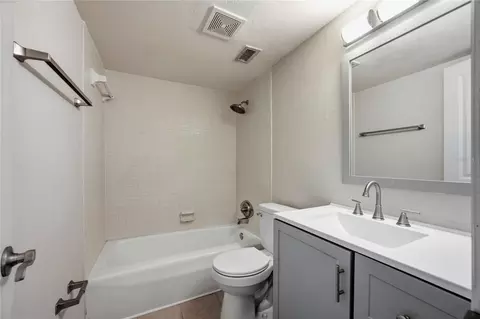Bath - 507 NW 39th Rd #122, Gainesville, FL 32607 photo 1 of 2