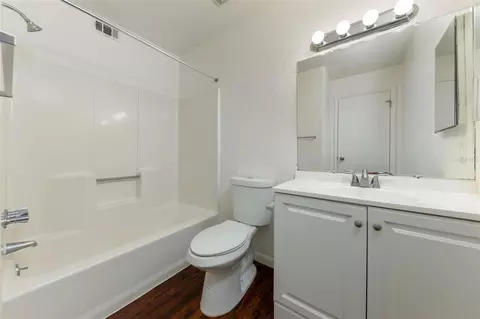 Bath - 83 SE 16th Ave #E202, Gainesville, FL 32601 photo 1 of 2