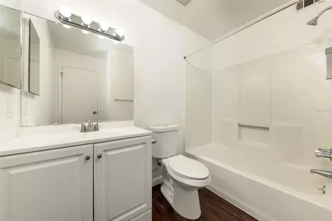 Bath - 83 SE 16th Ave #E202, Gainesville, FL 32601 photo 2 of 2