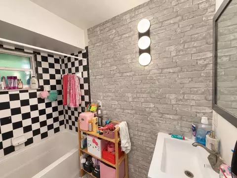 Bath - 731 NW 37th St, Gainesville, FL 32607 photo 2 of 4