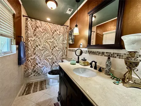 Bath - 8614 SW 1st Ave, Gainesville, FL 32607 photo 4 of 6