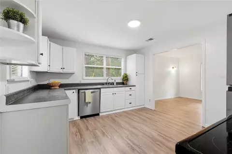 Kitchen - 924 Maltas Ave, Interlachen, FL 32148 photo 4 of 4