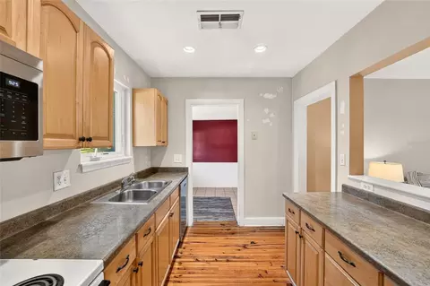 Kitchen - 1139 NE 8th St, Ocala, FL 34470 photo 6 of 6