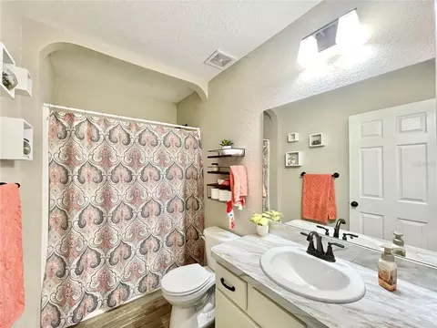 Bath - 121 NW 5th Pl, Williston, FL 32696 photo 4 of 5