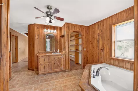 Bath - 5151 NE 124th Ter, Williston, FL 32696 photo 2 of 6
