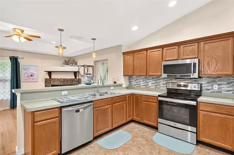 Kitchen - 118 Garnet Pl, Interlachen, FL 32148 photo 3 of 4