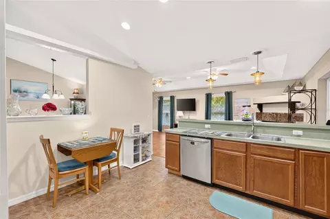 Kitchen - 118 Garnet Pl, Interlachen, FL 32148 photo 4 of 4