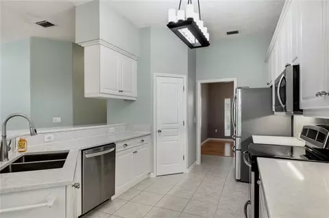 Kitchen - 915 SW 86th Way, Gainesville, FL 32607 photo 3 of 5