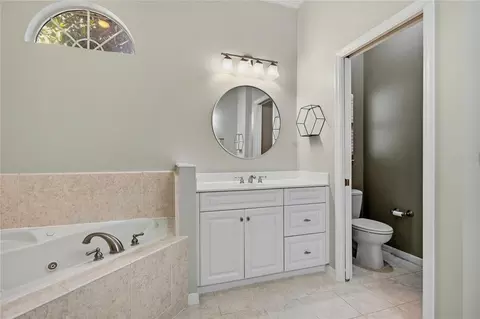 Bath - 915 SW 86th Way, Gainesville, FL 32607 photo 2 of 5