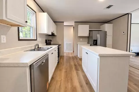 Kitchen - 419 Lily Trl, Interlachen, FL 32148 photo 3 of 5