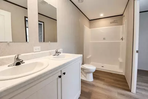 Bath - 419 Lily Trl, Interlachen, FL 32148 photo 1 of 2
