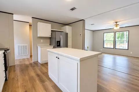 Kitchen - 419 Lily Trl, Interlachen, FL 32148 photo 4 of 5
